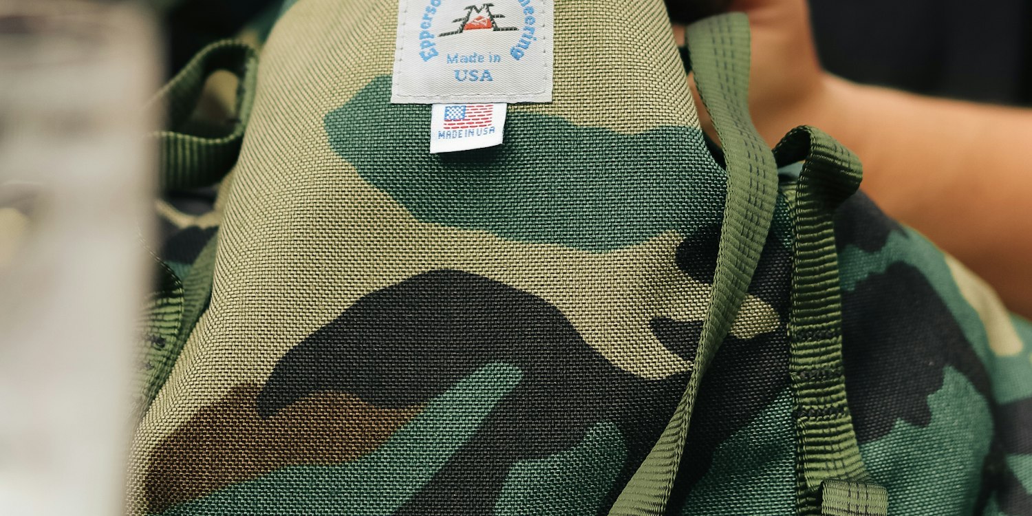 Fünf Materialien in Navy nebeneinander: Reithosenstoff, Sakkostoff, Reitshirtstoff, Sockengarn und Handschuhprobe – KI-generierte Illustration