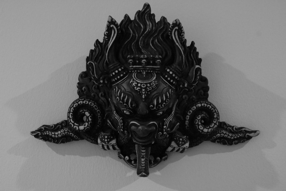 Gorra negra con logo bordado