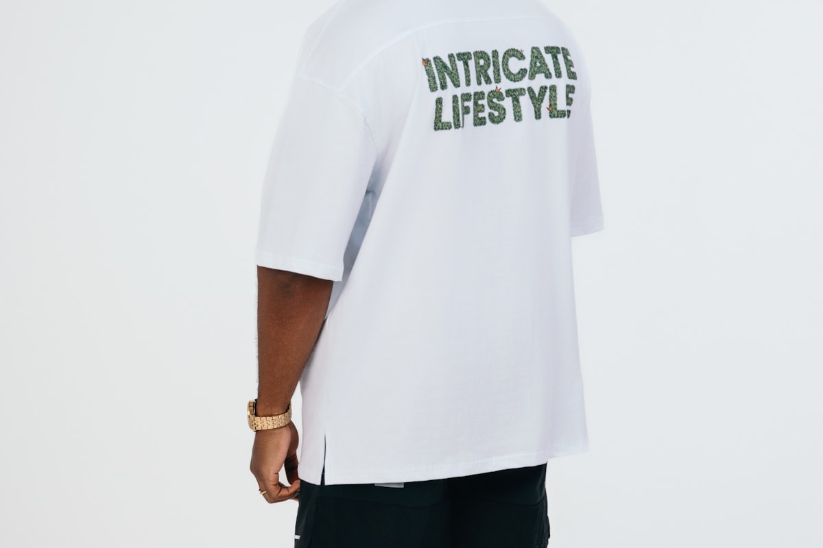 Mesa con prendas bordadas: gorras, remeras y chombas