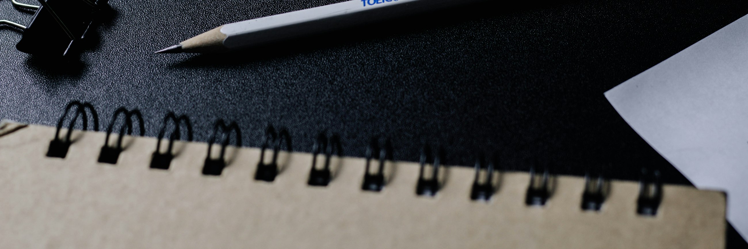 Zwei gleiche Navy-Reitshirts, eines mit Anhänger, daneben ein geöffneter Versandkarton – KI-generierte Illustration