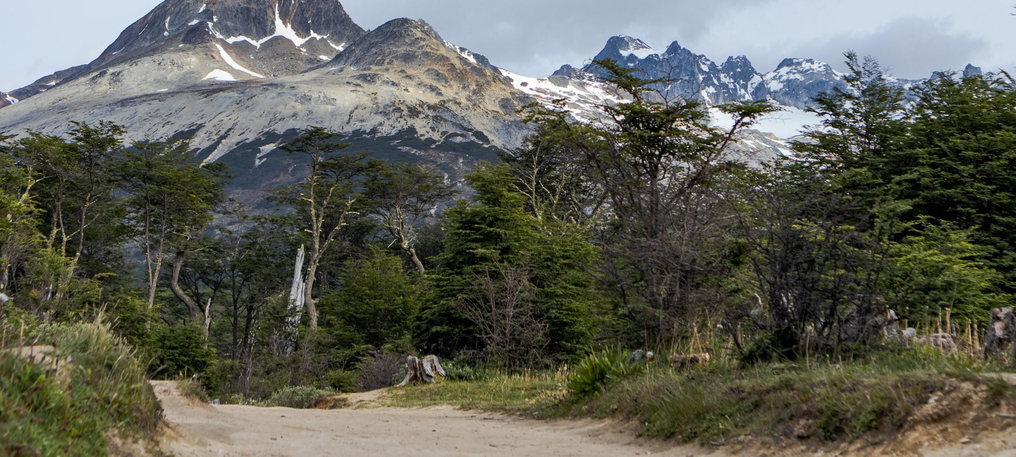 Paisaje patagónico con montañas y lago