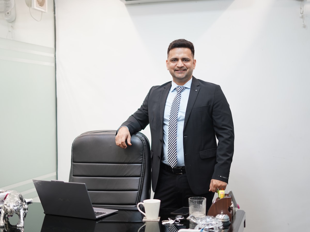 Asesor de seguros conversando con clientes en una oficina moderna