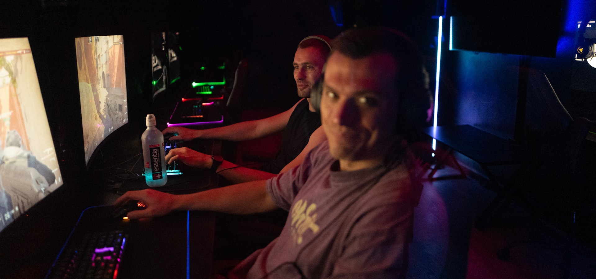 Không gian cyber cafe hiện đại