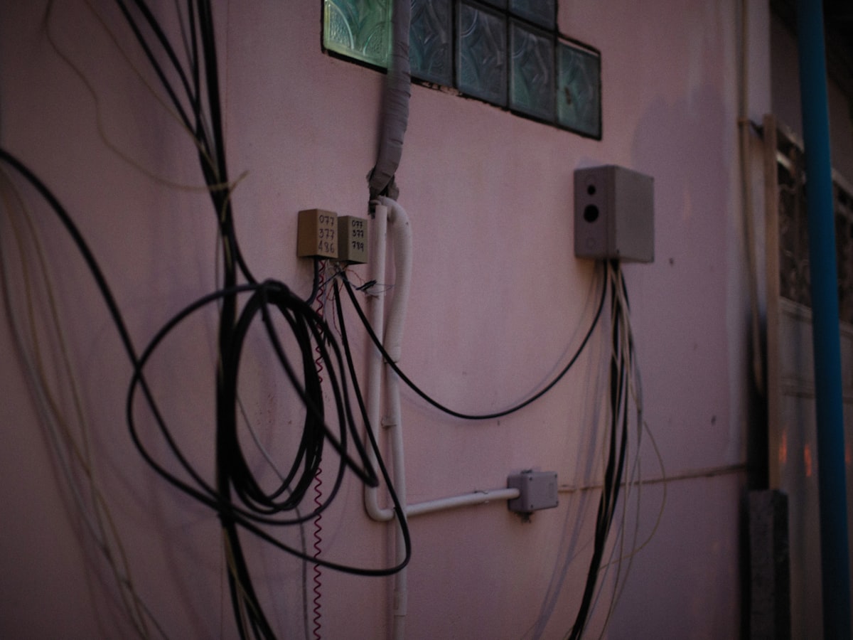 Equipo técnico instalando internet