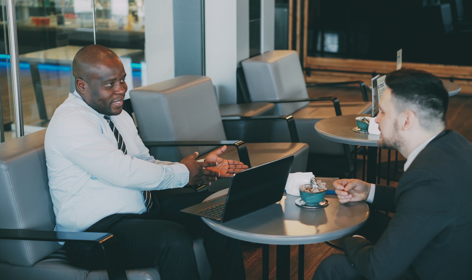 Abogado laboral atendiendo una consulta