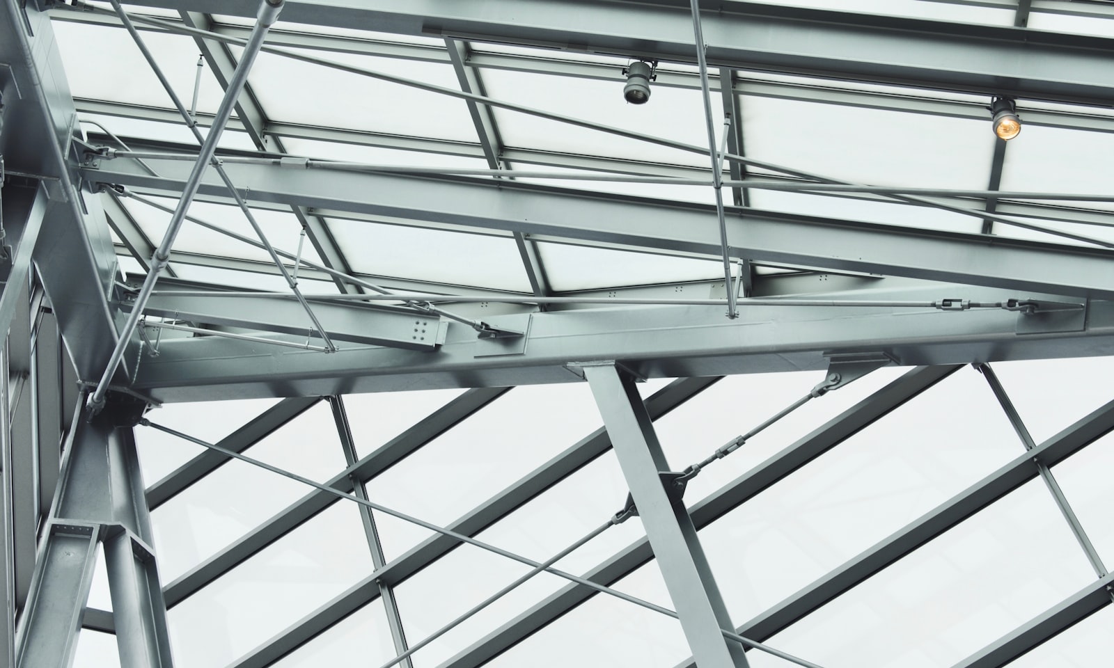 Taller industrial con metales y estructuras