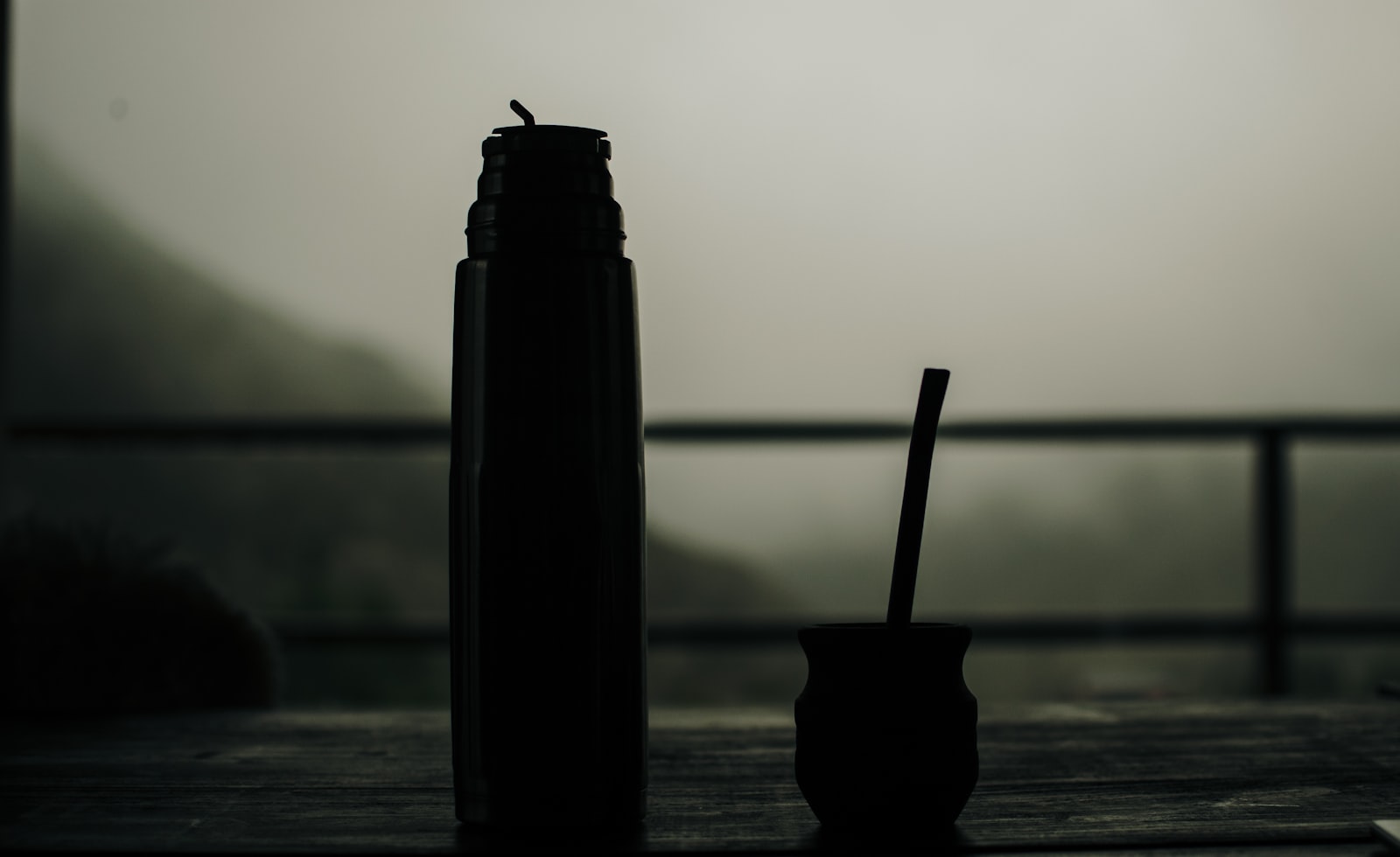 Mate grabado sobre fondo oscuro